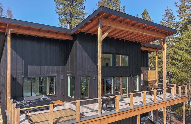 Escape to Cavebay: 3BR 2BA Home with Golf Cart, Kayak, and Lake Access for 11