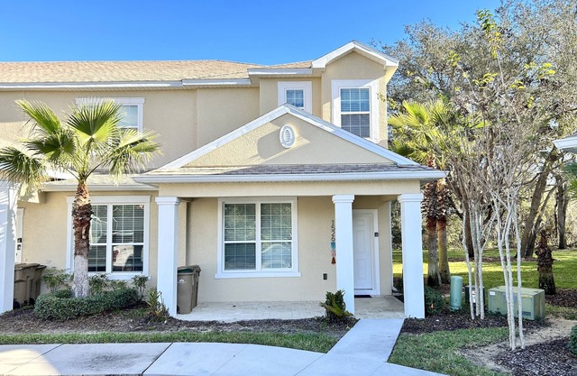Charming Getaway: 3-Bedroom Townhouse with Private Pool