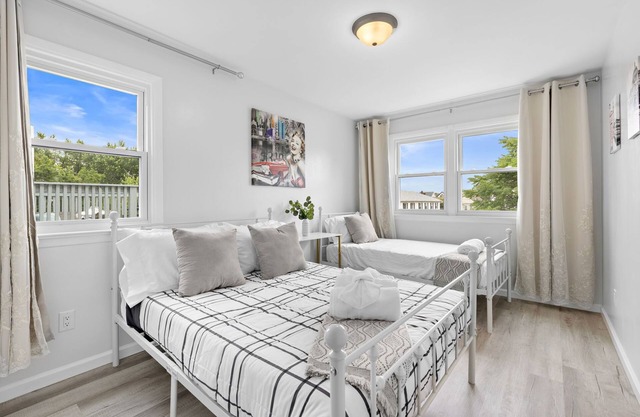 Cozy 3BR with Parking, Near NYC & Newark Airport