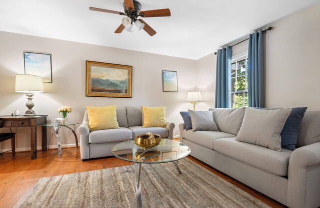 Belle maison de ville de 4 chambres à coucher proche de DC dans un quartier calme et convivial.