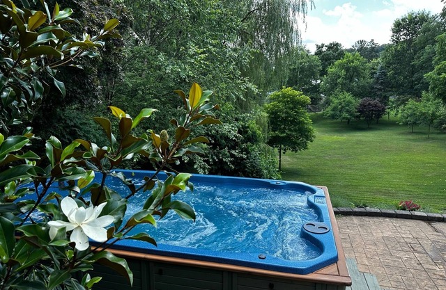 Cozy, 4 bedroom, 2 1/2 bath, Hot tub/Swim spa, 10 minutes to Hershey attractions