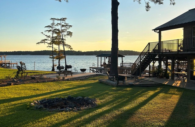 Cozy 4-bedroom cabin with AC and WiFi on Lake D'arbonne.