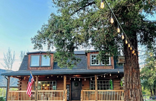 Cozy 4-bedroom cabin in peaceful ranch setting with WiFi, AC