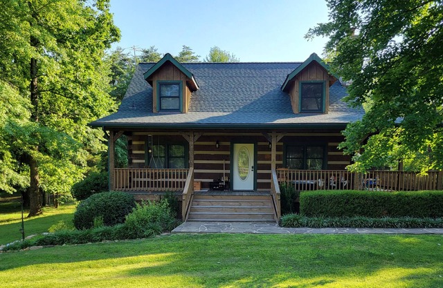 Cozy 4 Bedroom Cabin in Broad Run