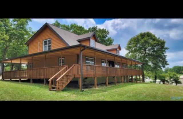 Cozy 4-bedroom cabin with WiFi, AC in brilliant Flat Rock