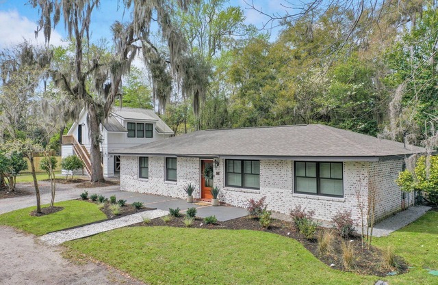 Cozy 4 bedroom Home in the heart of Old Town with Fire pit