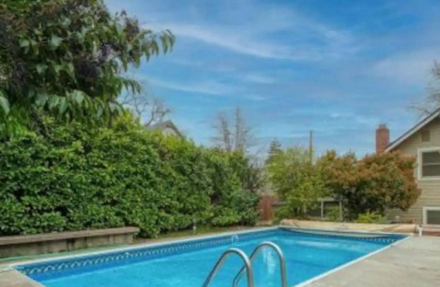 Cozy 4 Bedroom home with Pool