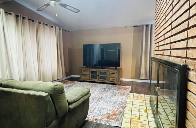 Cozy 4-bedroom house with AC in beautiful Pocatello. Located next to Reeds Gym.