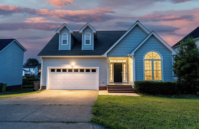 Cozy Raleigh Retreat. Home Theater. Furnished Deck. 15 minutes to Downtown