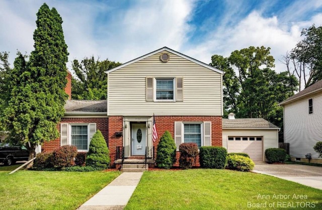Cozy 4-bedroom Ypsilanti house, walk to EMU, dining, and recreation
