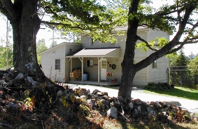 COTTAGE 4 saisons confortable - ski, natation, randonnée, feuillage - divertissement en famille ou escapade romantique