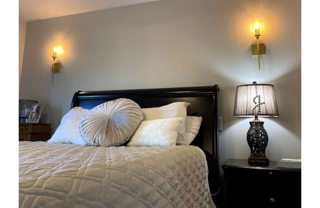 Cozy 4Br/4Bath Craftsman Minutes from Downtown!