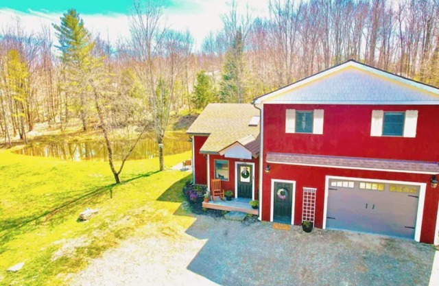 Cozy 4BR Cottage, pond, firepit, 20 min to Stowe!