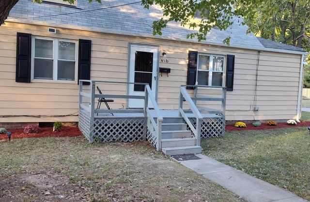 Cozy 5-bdrm hm, Loaded Kitchen, w/ Patio Deck & Grill, WiFi in pleasant Norfolk
