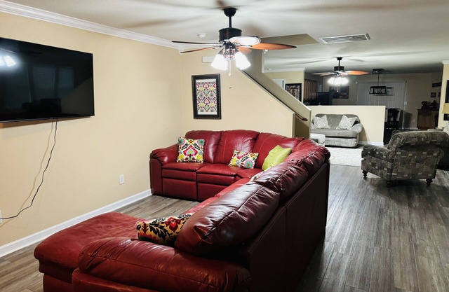 Cozy 5 bedroom/ 9 beds, 3 full baths with game room