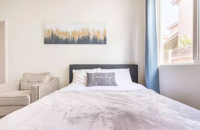 Cozy 5 Bedrooms House close to many stores
