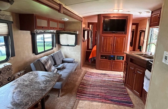 Cozy 5BD RV Radiance Glamping Experience