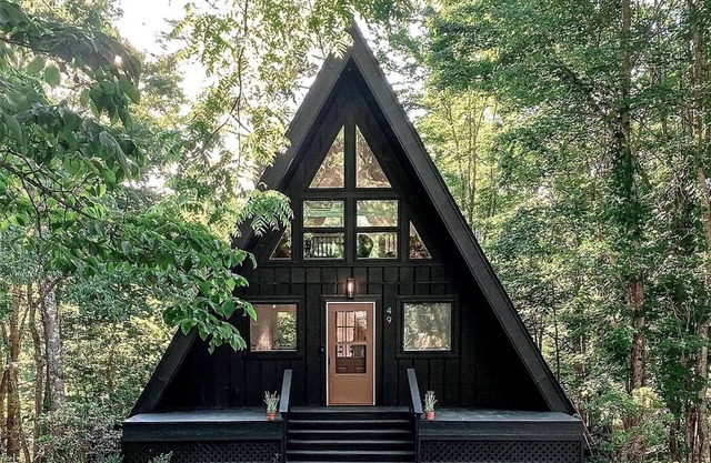 Cozy A-Frame ~10 min to Cashiers - Pet Friendly, Firepit, + Hot tub!