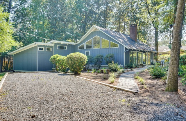 Cozy Abode w/ Yard ~ 1 Mi to Dtwn Summerville