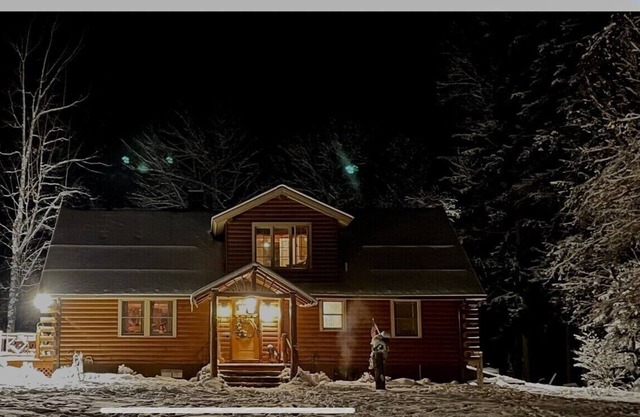 Cabane à bois confortable d'Adirondack sur le ruisseau de truite dans une plantation de pin 3 Acre