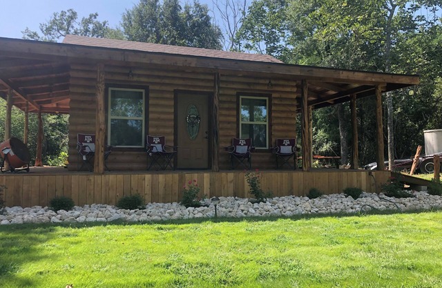 Cozy Aggie Game-Day Country Cabin w/ full porch and outdoor amenities