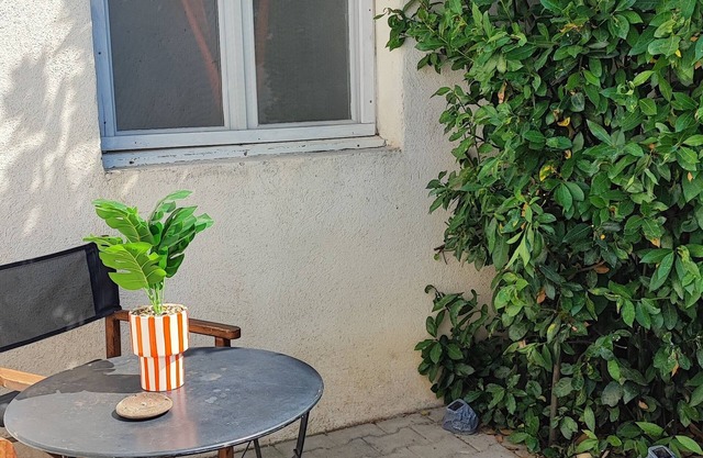 Cozy air-conditioned studio in Camargue with free parking, pets allowed