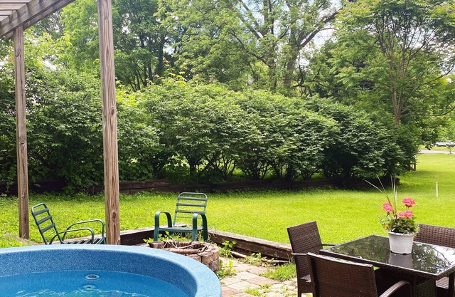 Cozy 3 bedroom house with 4 person hot tub