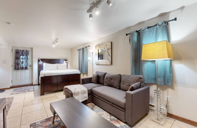 Cozy Alpine Studio w/ High-End Mattresses, Hot Tub & Full Kitchen
