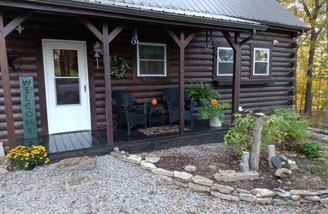 Cozy Amish built cabin in Adams County Ohio, relax and watch the buggies go by.