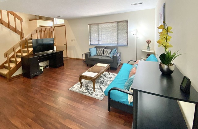 Cozy and clean 3 bed condo with work-from-home set up