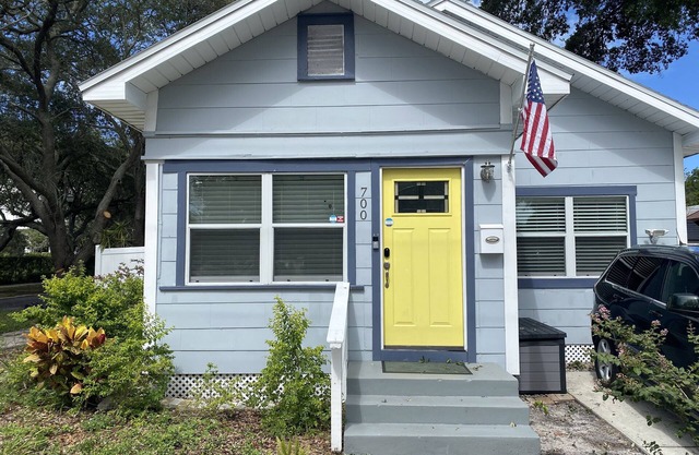 ** Cozy and Clean Luxury Bungalow close to Beach and Downtown St. Petersburg **