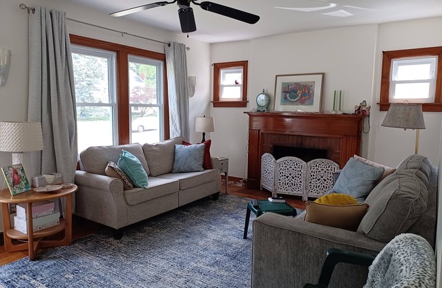 Cozy and Comfortable 1939 Cottage Close to Wittenberg, Shopping, Restaurants.