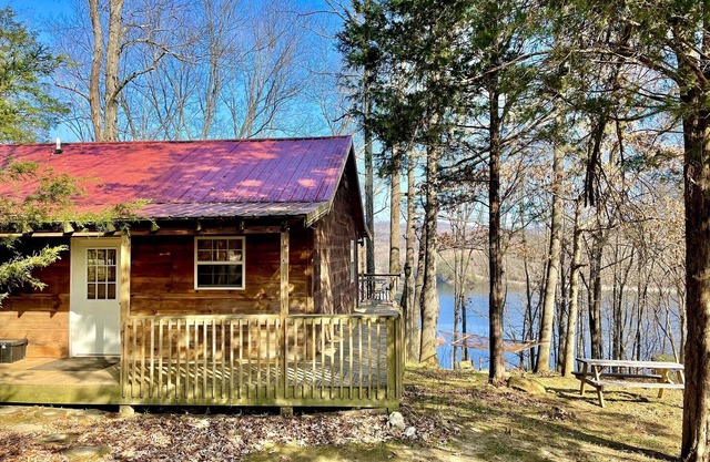 Cabine de lac confortable et confortable