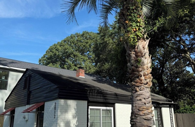 Cozy and Convenient- 5 min to Airport