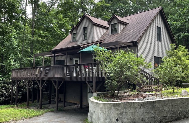 Cozy and fun mountain-view cottage 10 mins from shopping and hiking