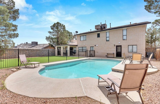 Cozy and Luxe Retreat: Pool and Stunning Views! Family-Friendly