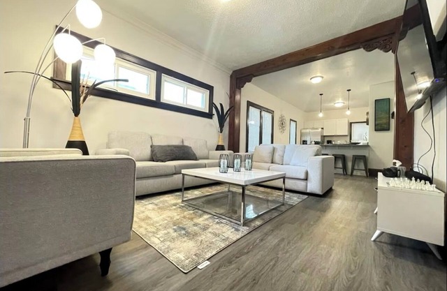 Cozy and Modern 4 bedroom 1 Bathroom McKinley Home
