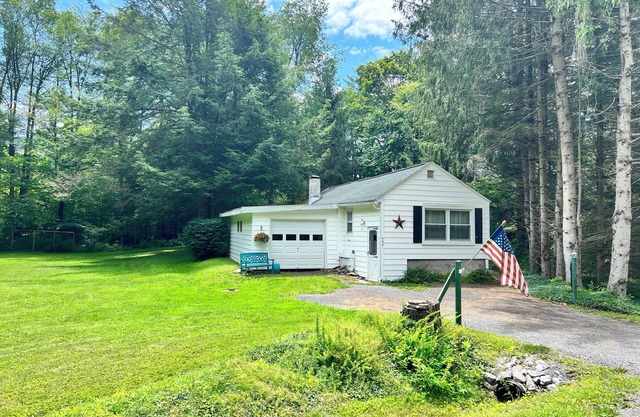 Cozy and private countryside cottage in Newfield. Pet-friendly!