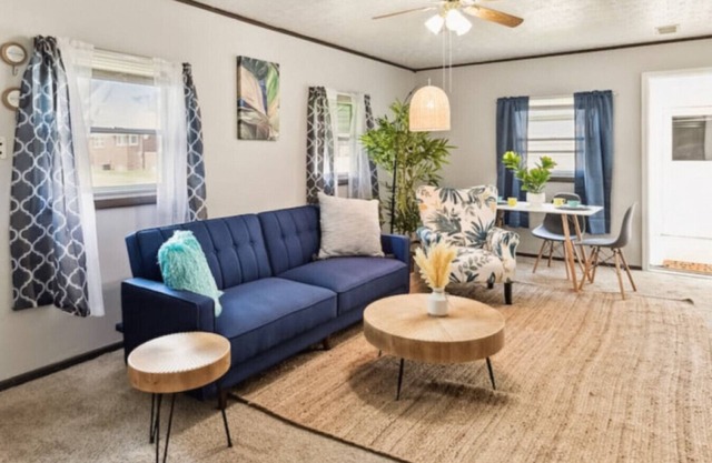 Cozy and Quaint 3 Bedroom single level 5 beds fits 8 guests