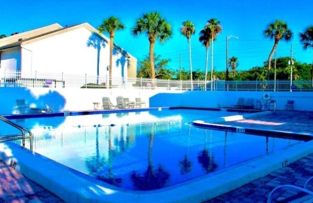 Cozy and Quiet 2 bedroom Condo in St Petersburg, FL