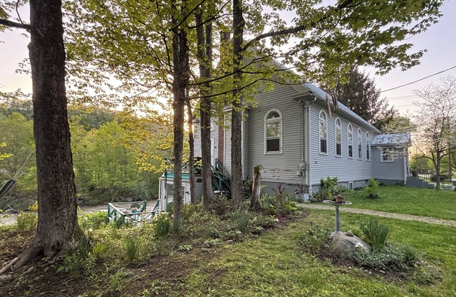 Cozy and quiet place nestled on the Tayer Falls in East Nassau, NY
