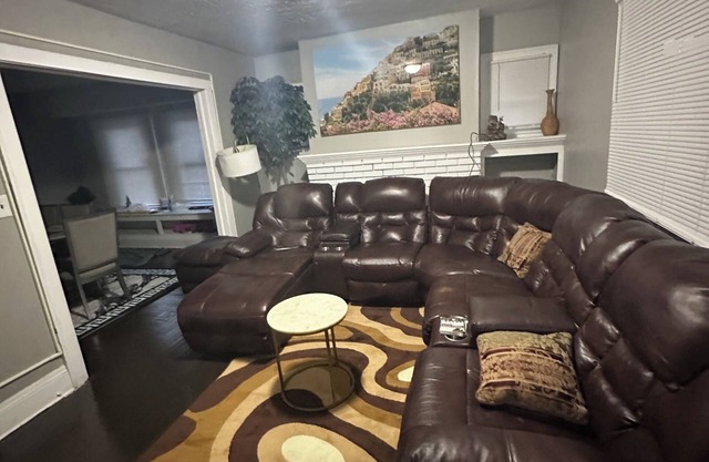 Cozy and Spacious 4-bedroom house in fabulous Cleveland with AC, WiFi