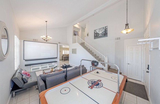 Cozy and Spacious 4 BR 3.5 BT Home! >>1BR Downstairs<<