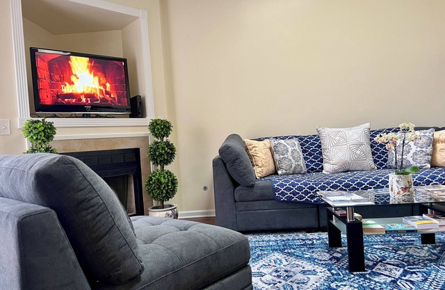 Cozy and Spacious Condo: Prime Location, Minutes from Beach and Downtown!