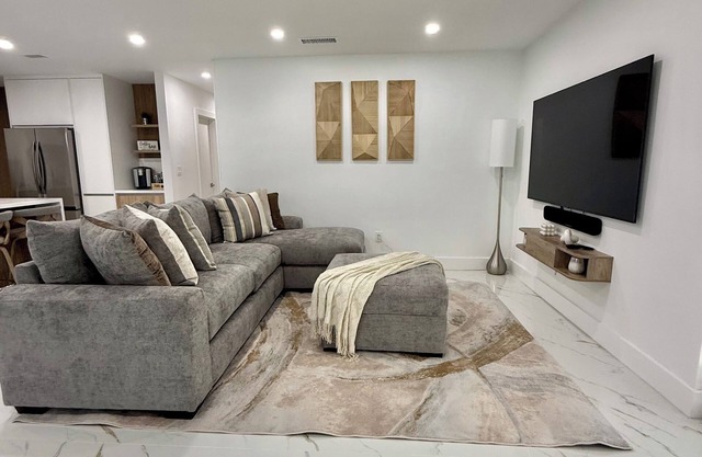 Cozy and Stylish Home in Miami w HotTub & Patio
