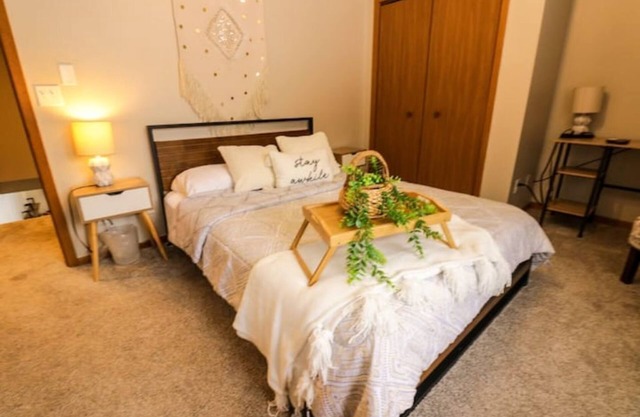 Cozy and welcoming Waterfront Boho Retreat -Central location