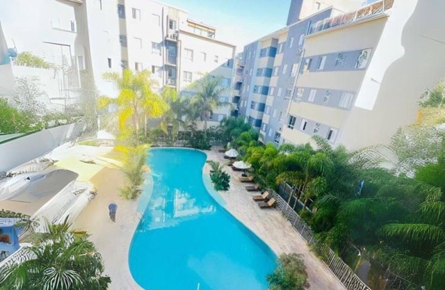 Cozy apartment 5 minutes from the beaches with heated pools and gym