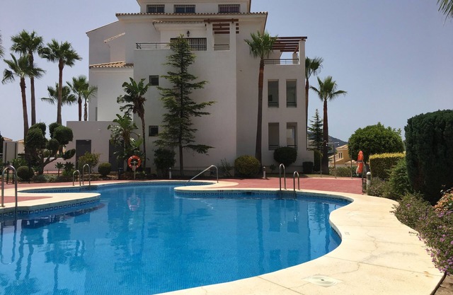 Appartement confortable avec vue imprenable sur le golf, les montagnes et la nature.