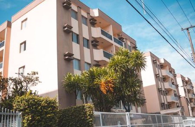 Appartement confortable, 02 chambres, à 500 mètres de la plage d'Enseada, Guarujá / SP