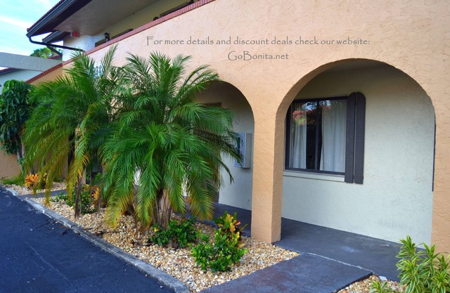 Juste rénové appartement confortable 2BD 2BR pour 5 personnes Lanai, piscine, 6min de la plage!